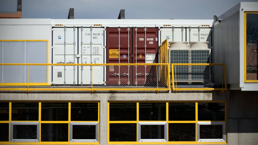 Het transformeren van oude containers tot creatieve ruimtes